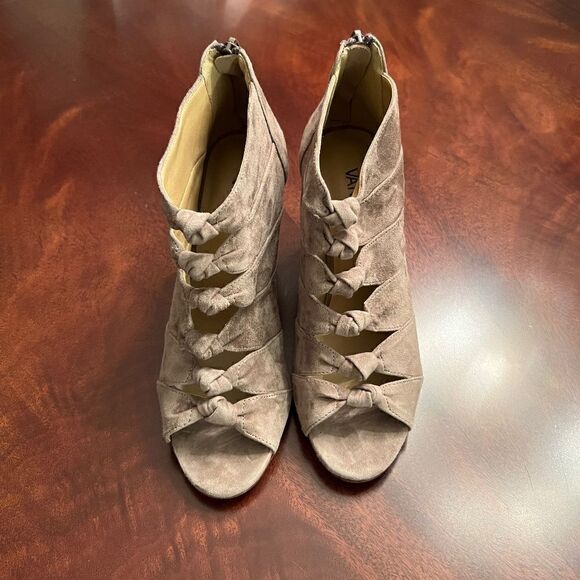 NWOB Vaneli Taupe Suede Open Toe Heels Bootie Cut Out Knot Detailing Size 7 M - Picture 3 of 7